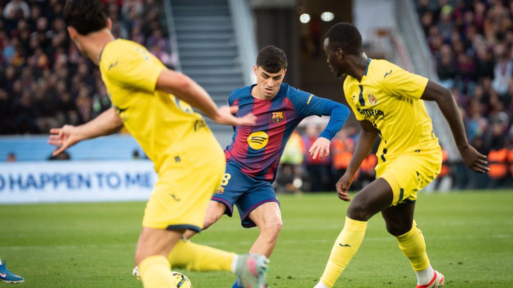 Pedri condueix la pilota en el partit Barça-Villarreal de Lliga