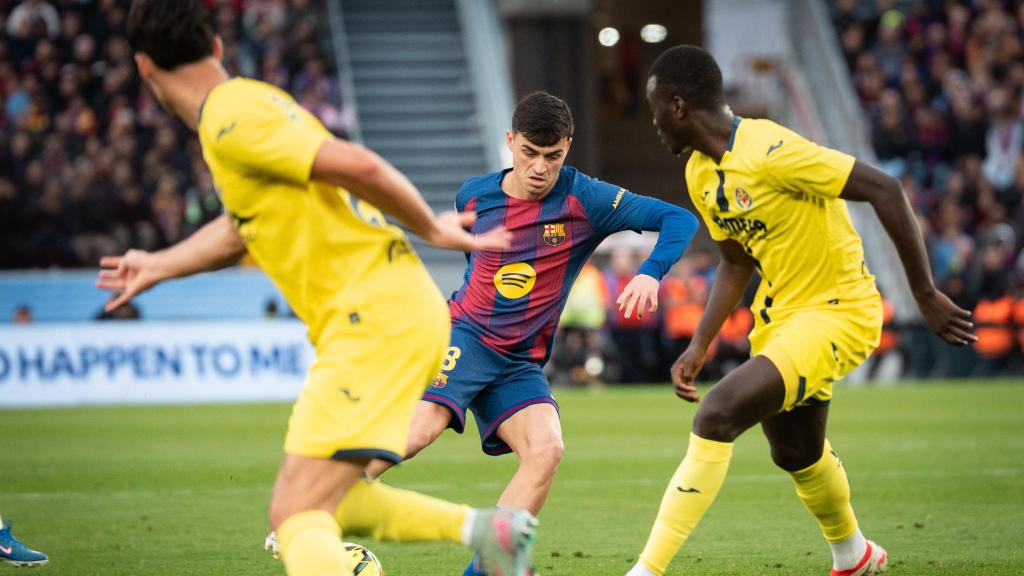 Pedri conduce el balón en el partido Barça-Villarreal de Liga
