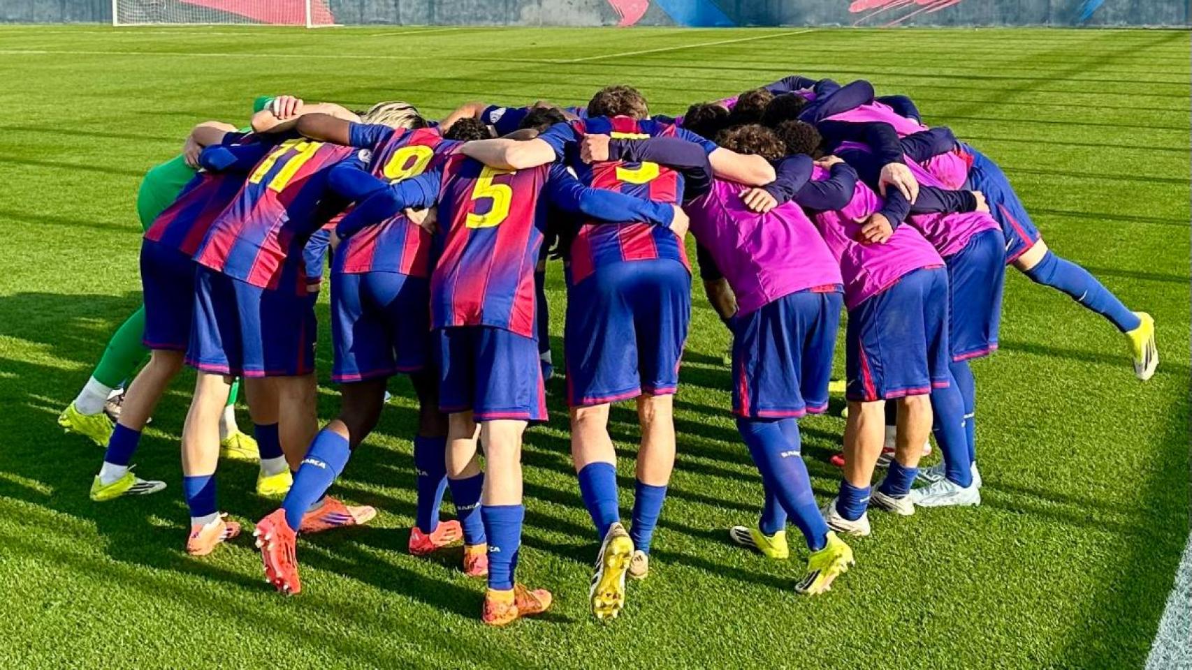 Los jugadores del Juvenil A del Barça hacen piña en el partido contra el Mallorca