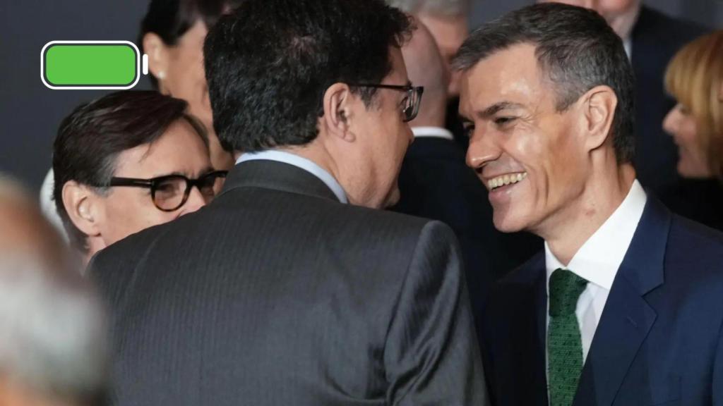 El presidente del Gobierno, Pedro Sánchez, junto al de la Generalitat, Salvador Illa, y el ministro Óscar López la cena del MWC