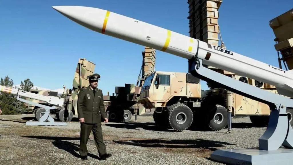 El ministre de Defensa de l'Iran, el general de brigada Mohammad-Reza Ashtiani, camina al costat d'un míssil iranià durant una cerimònia de presentació a Teheran, el 17 de febrer de 2024