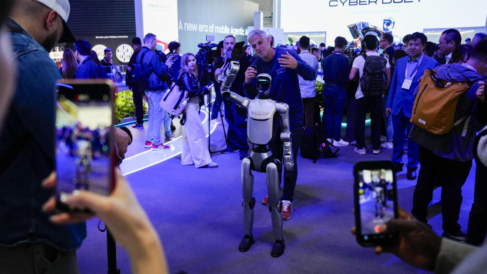 Honor robot da la bienvenida a los asistentes del MWC