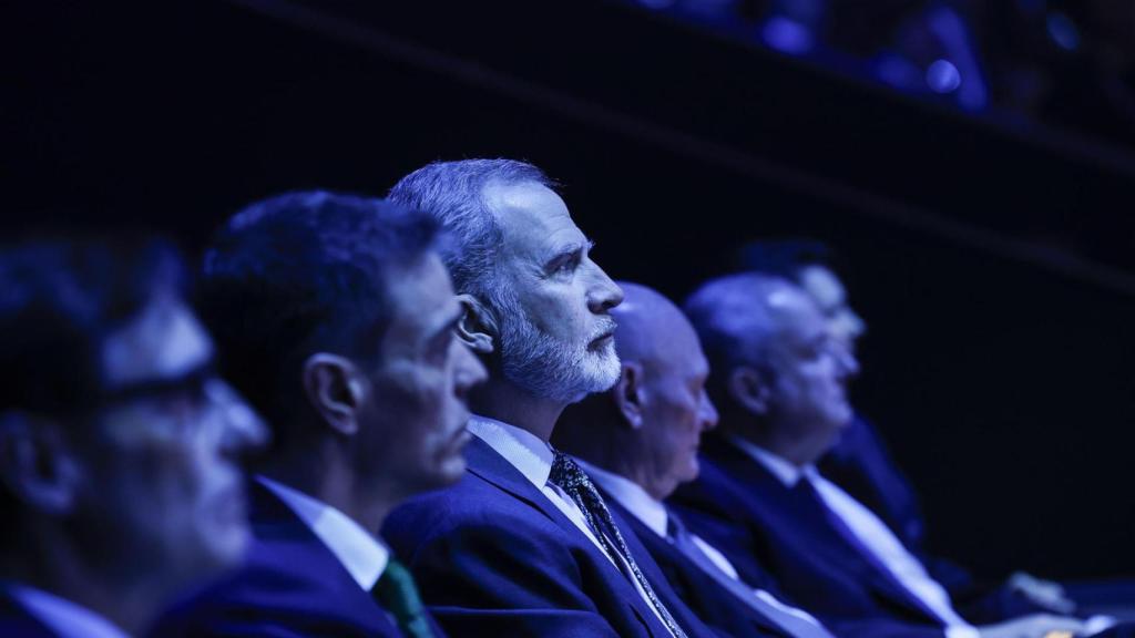 El rey Felipe VI, y el presidente del Gobierno, Pedro Sánchez (2i), durante la inauguración de la vigésima edición del Mobile World Congress (MWC)