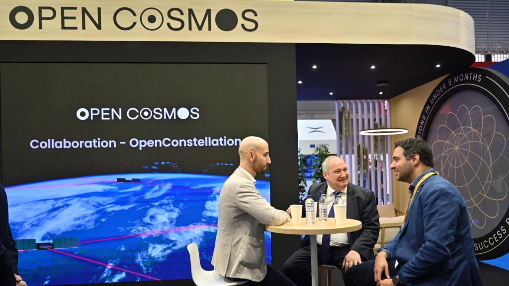 El ministro de Industria y Trabajo, Jordi Hereu, conversa con el CEO de Open Cosmos, Rafel Jordà Siquier, en el stand de la empresa en el MWC 2026