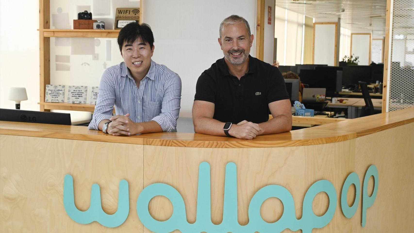 El CEO de Naver Europe, Seokjoo Han (izq.), y el consejero delegado de Wallapop, Rob Cassedy / EP