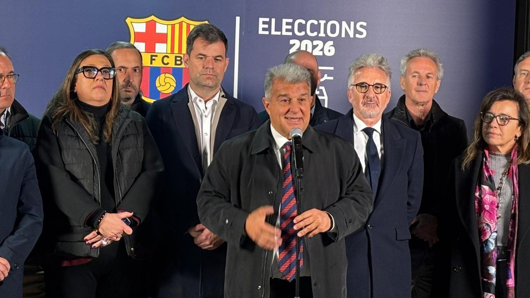 Joan Laporta presenta las firmas necesarias para ser considerado candidato a las elecciones del FC Barcelona
