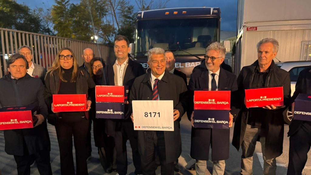 Laporta es presenta a les eleccions del Barça amb 8.171 signatures, 2.000 menys que el 2021