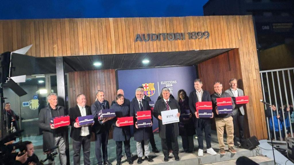 Joan Laporta presenta las firmas necesarias para ser considerado candidato a las elecciones del FC Barcelona