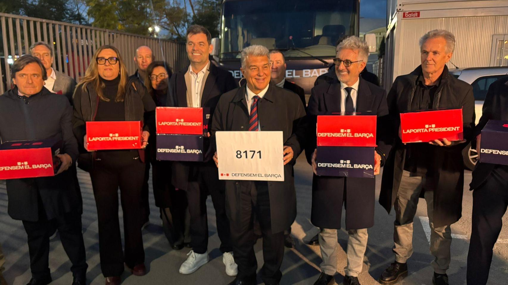Laporta se presenta a las elecciones del Barça con 8.171 firmas, 2.000 menos que en 2021