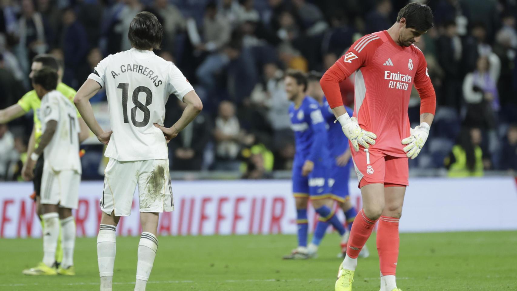 Álvaro Carreras y Thibaut Courtois, abatidos, tras el batacazo en el Real Madrid-Getafe de la Liga