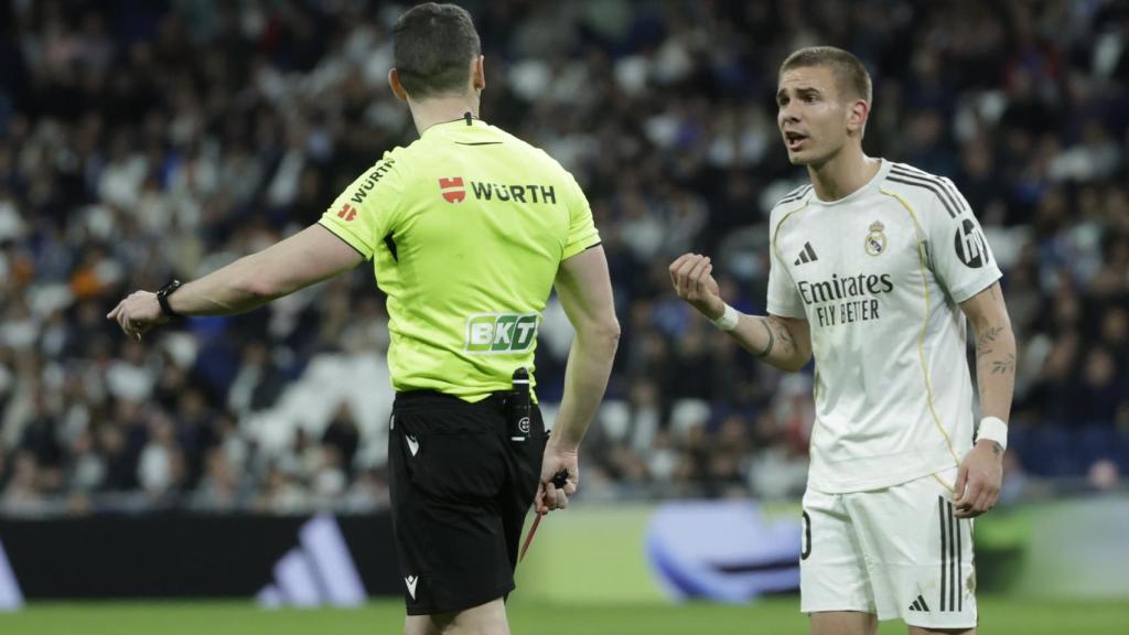 Franco Mastantuono se queja al árbitro tras ser expulsado en el Real Madrid-Getafe de la Liga