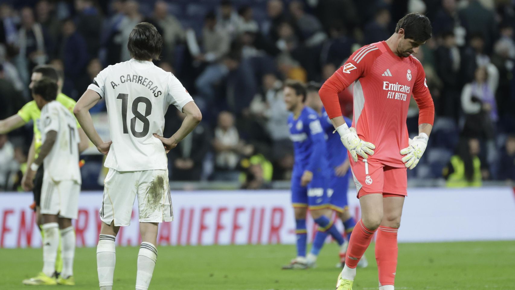 Álvaro Carreras y Thibaut Courtois, abatidos, tras el batacazo en el Real Madrid-Getafe de la Liga