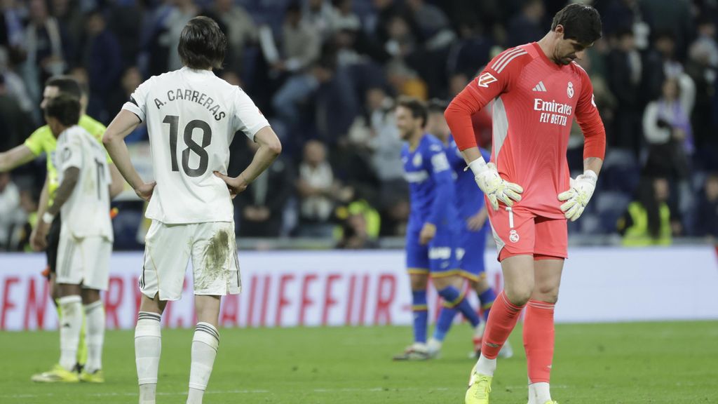 Álvaro Carreras y Thibaut Courtois, abatidos, tras el batacazo en el Real Madrid-Getafe de la Liga
