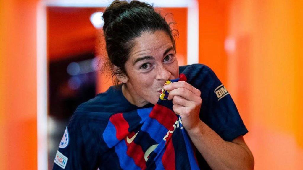 Marta Torrejón besa el escudo del Barça tras un partido con el Barça Femenino