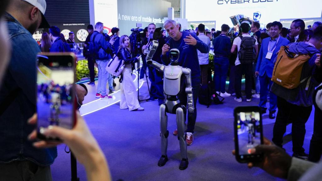 Honor robot da la bienvenida a los asistentes del MWC