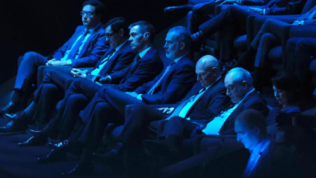 Salvador Illa, Felip VI i Pedro Sánchez entre el públic de l'acte d'inauguració del MWC