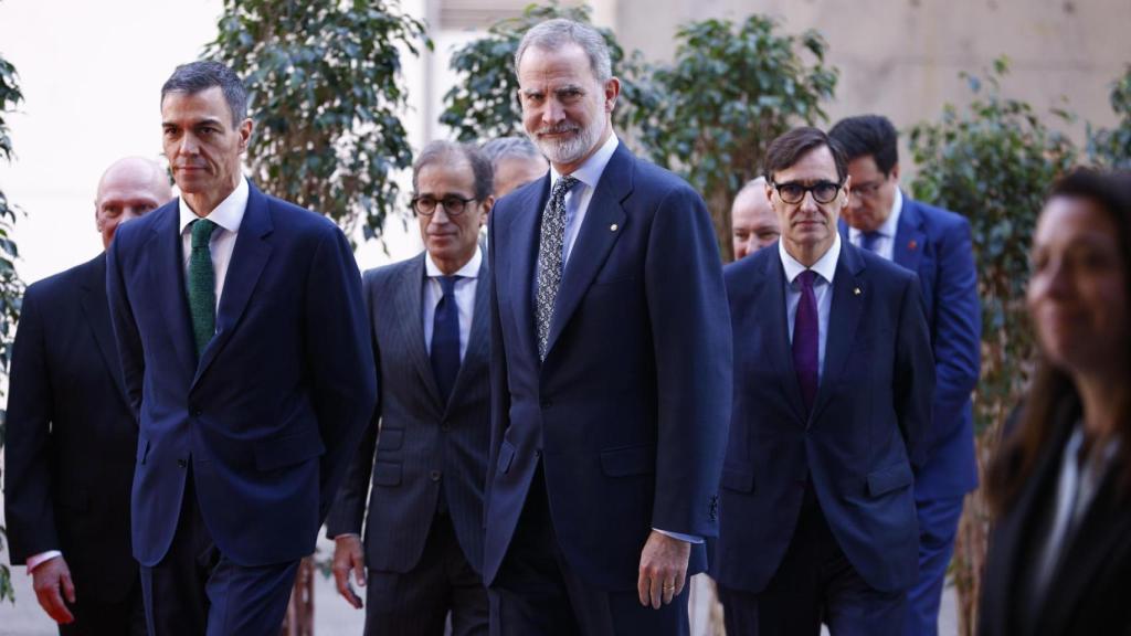 El rei Felip VI, el president del Govern, Pedro Sánchez (i) i el president de la Generalitat, Salvador Illa (d) a la seva arribada a la vintena edició del Mobile World Congress (MWC)