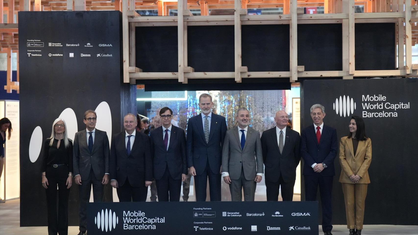 (2i-3d) El presidente de Fira de Barcelona, Pau Relat; el ministro de Industria y Turismo, Jordi Hereu; el presidente de la Generalitat, Salvador Illa; el Rey Felipe VI; el alcalde de Barcelona, Jaume Collboni, y el CEO y director ejecutivo de GSMA Ltd., John Hoffman, durante la inauguración del Mobile World Congress Barcelona 2026.