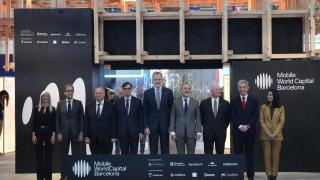 (2i-3d) El presidente de Fira de Barcelona, Pau Relat; el ministro de Industria y Turismo, Jordi Hereu; el presidente de la Generalitat, Salvador Illa; el Rey Felipe VI; el alcalde de Barcelona, Jaume Collboni, y el CEO y director ejecutivo de GSMA Ltd., John Hoffman, durante la inauguración del Mobile World Congress Barcelona 2026.