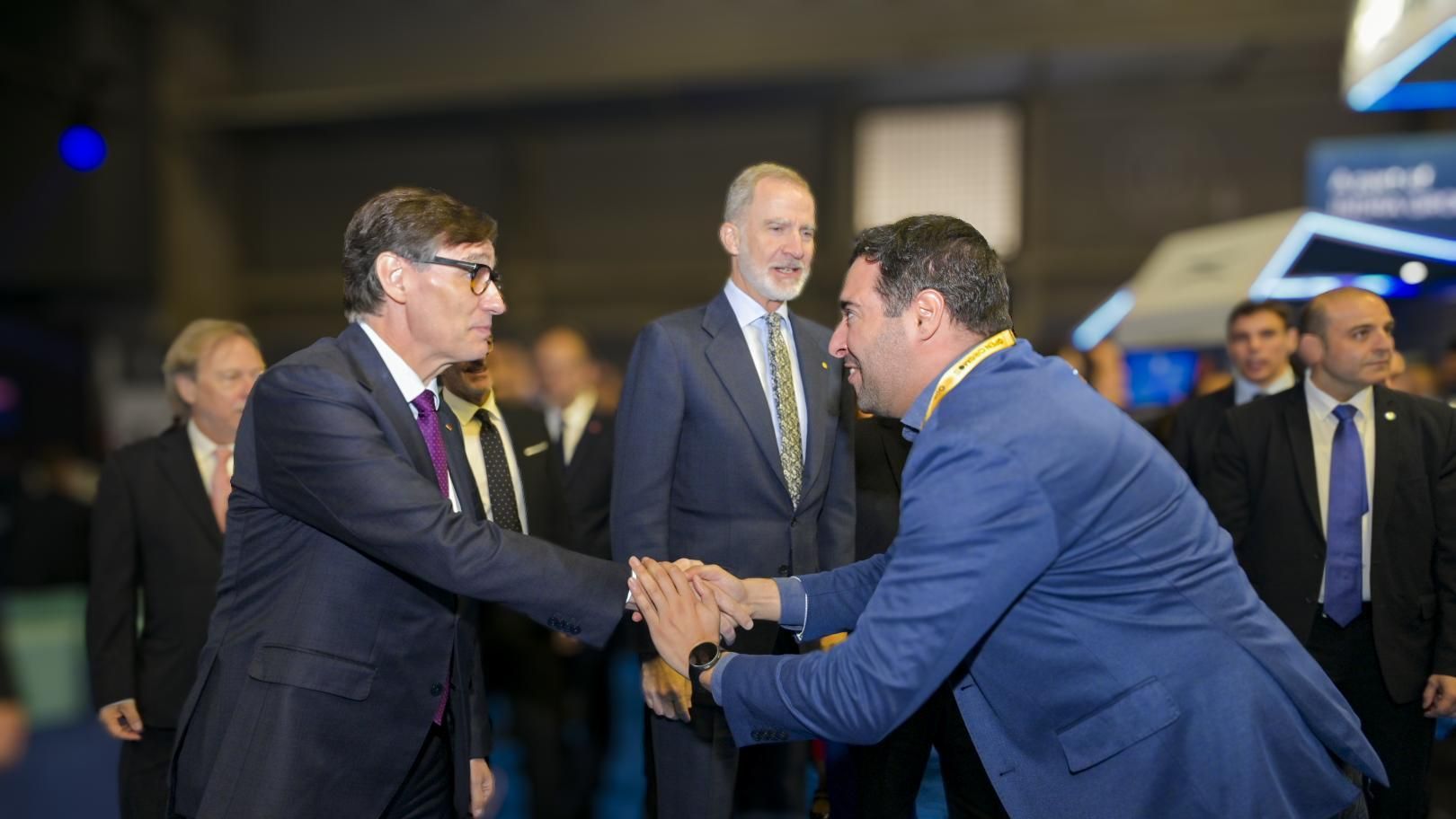 Visita del 'president' de la Generalitat, Salvador Illa, el rey Felipe VI y el ministro de Industria y Trabajo, Jordi Hereu, en el stand de Open Cosmos en el MWC de Barcelona