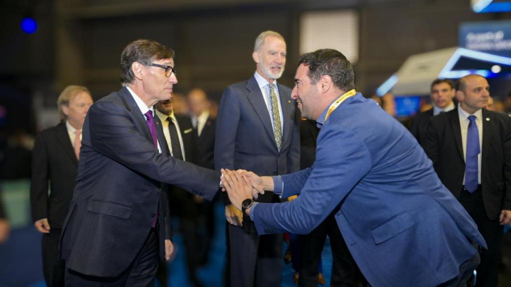 Visita del 'president' de la Generalitat, Salvador Illa, el rey Felipe VI y el ministro de Industria y Trabajo, Jordi Hereu, en el stand de Open Cosmos en el MWC de Barcelona