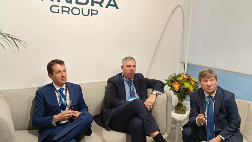 Ángel Escribano, presidente de Indra (i), y José Vicente de los Mozos, CEO de la compañía (c)