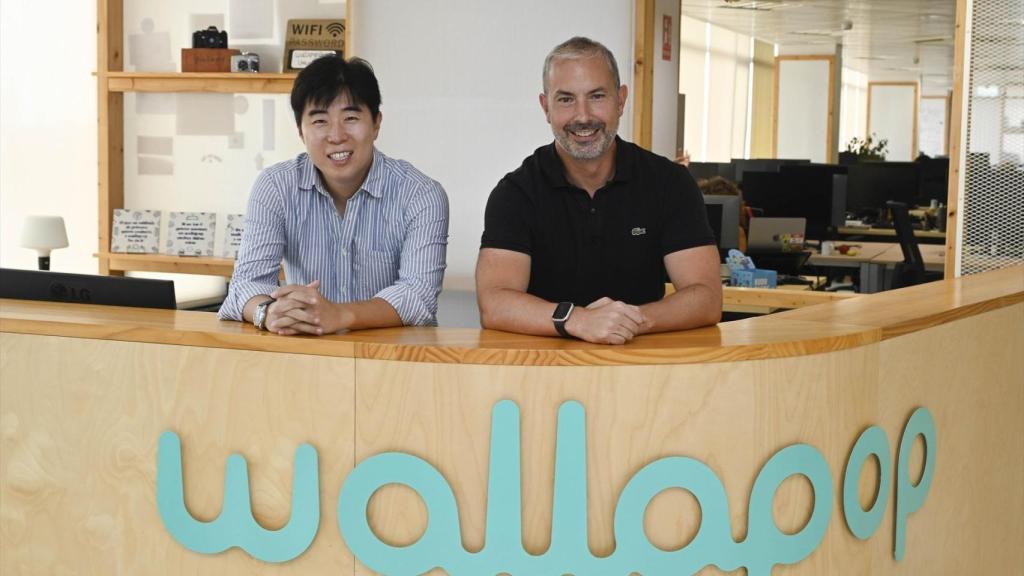 El CEO de Naver Europe, Seokjoo Han (izq.), y el consejero delegado de Wallapop, Rob Cassedy / EP