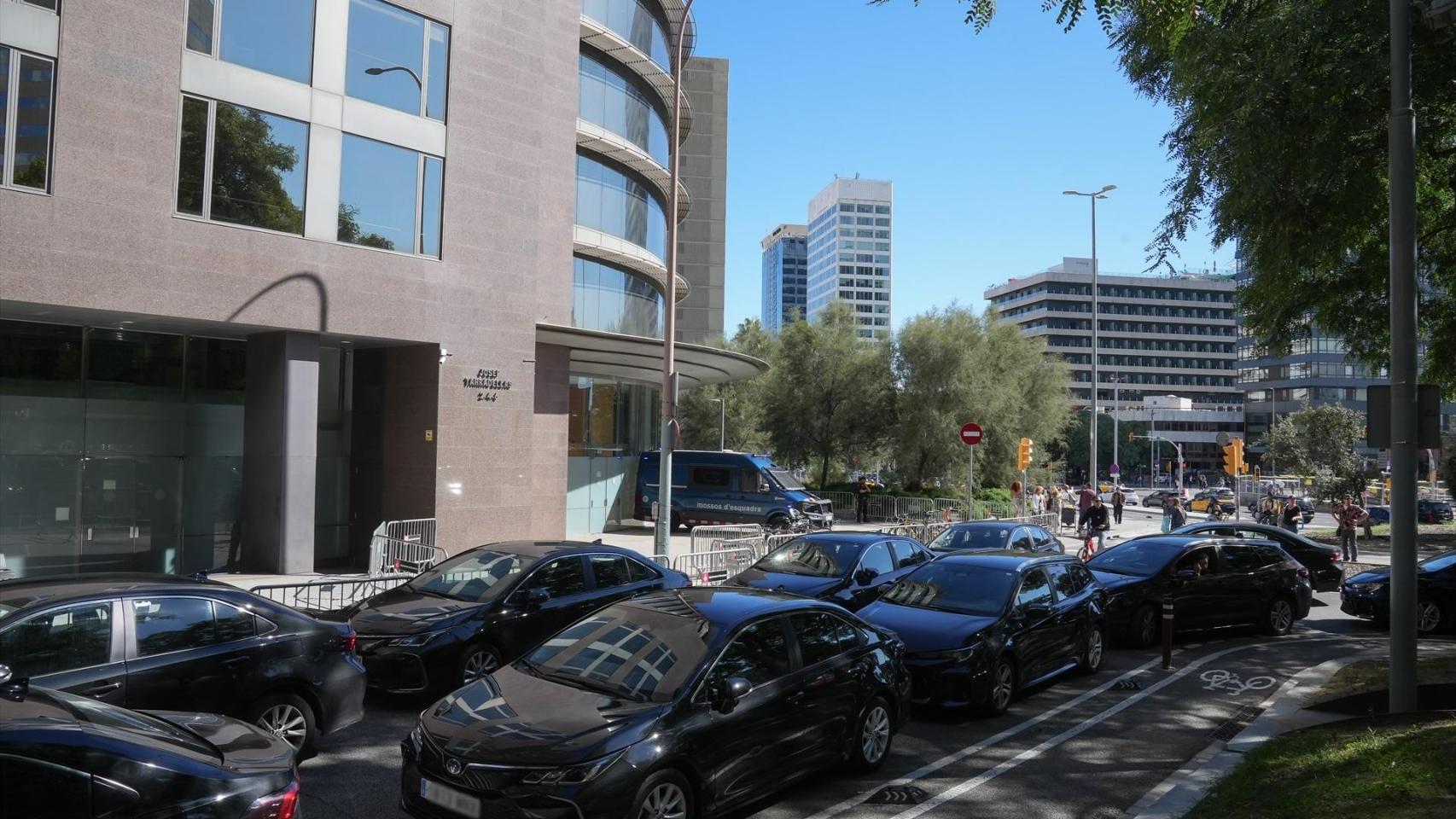 Varios VTC durante una concentración convocada por el Sindicato Libre de Transporte (STL) y Unauto VTC ante la Consellería de Territorio de la Generalitat, a 23 de septiembre de 2025