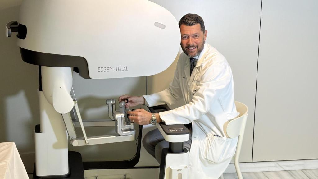 Dr. Breda a la consola