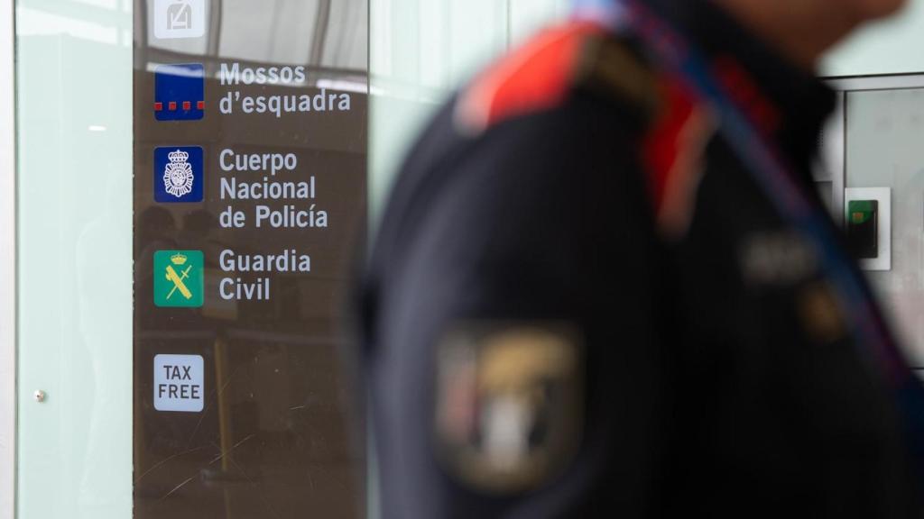Agent dels Mossos d'Esquadra davant la comissaria de Mossos, CNP i Guàrdia Civil a la Terminal 1 de l'aeroport de Barcelona-El Prat