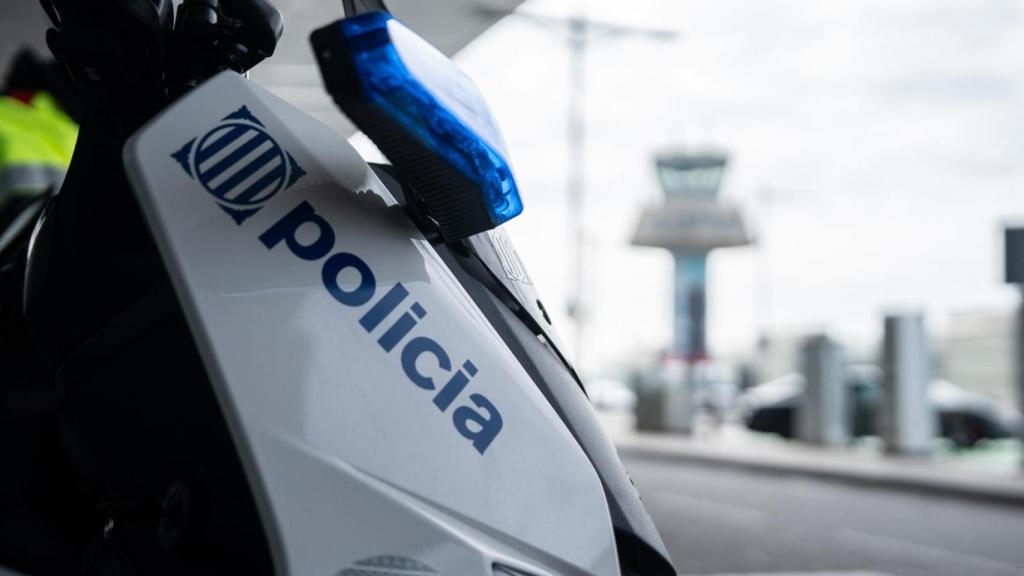 Motocicleta dels Mossos d'Esquadra estacionada a la Terminal 1 de Barcelona-El Prat