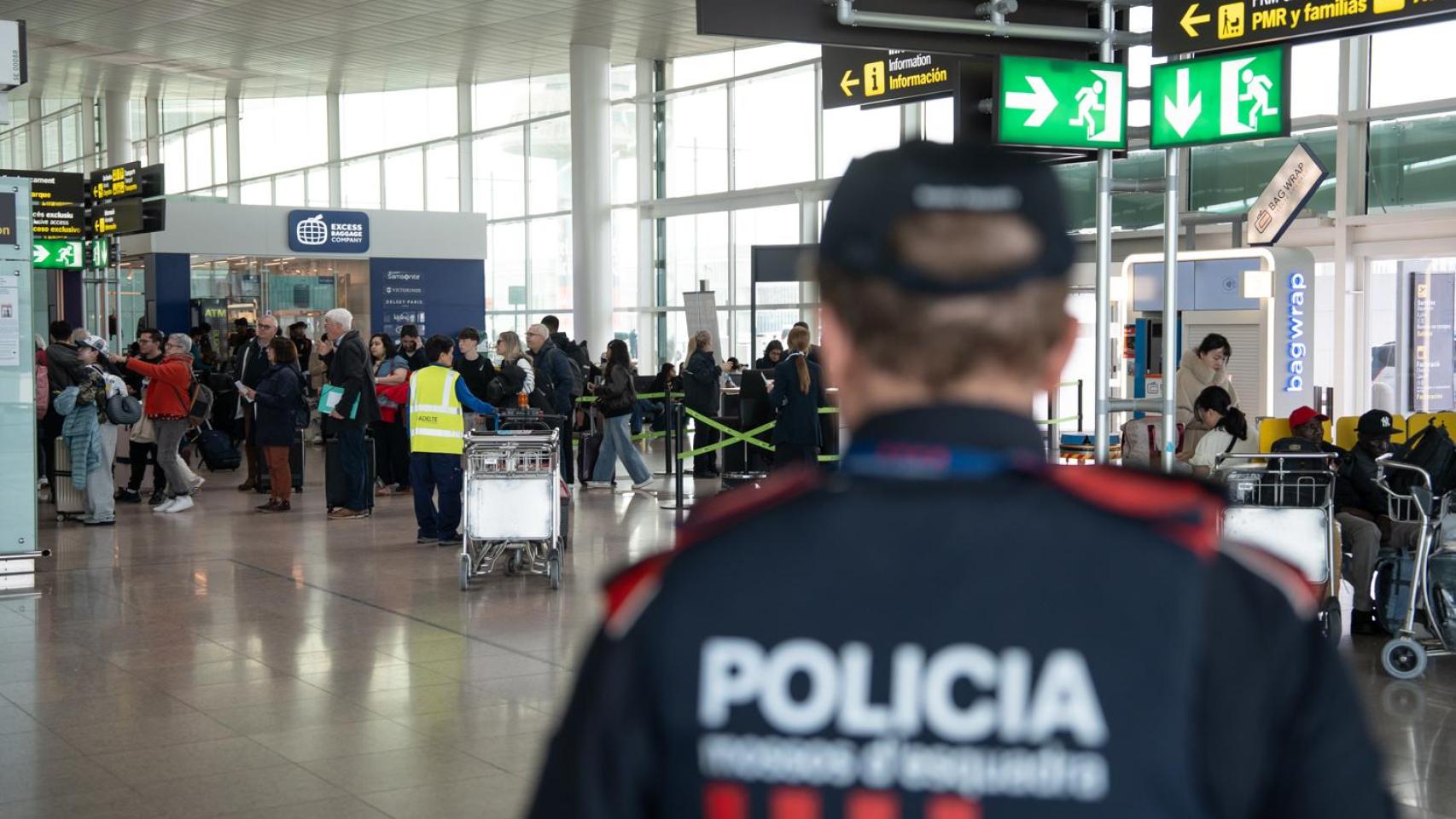 El subinspector Joan Alfred Vives en el vestíbulo de salidas de la Terminal 1 del aeropuerto de Barcelona-El Prat