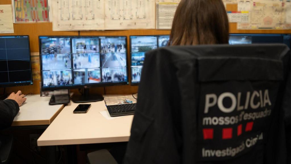 Càmeres de seguretat de la Terminal 1, controlades per una agent dels Mossos d'Esquadra