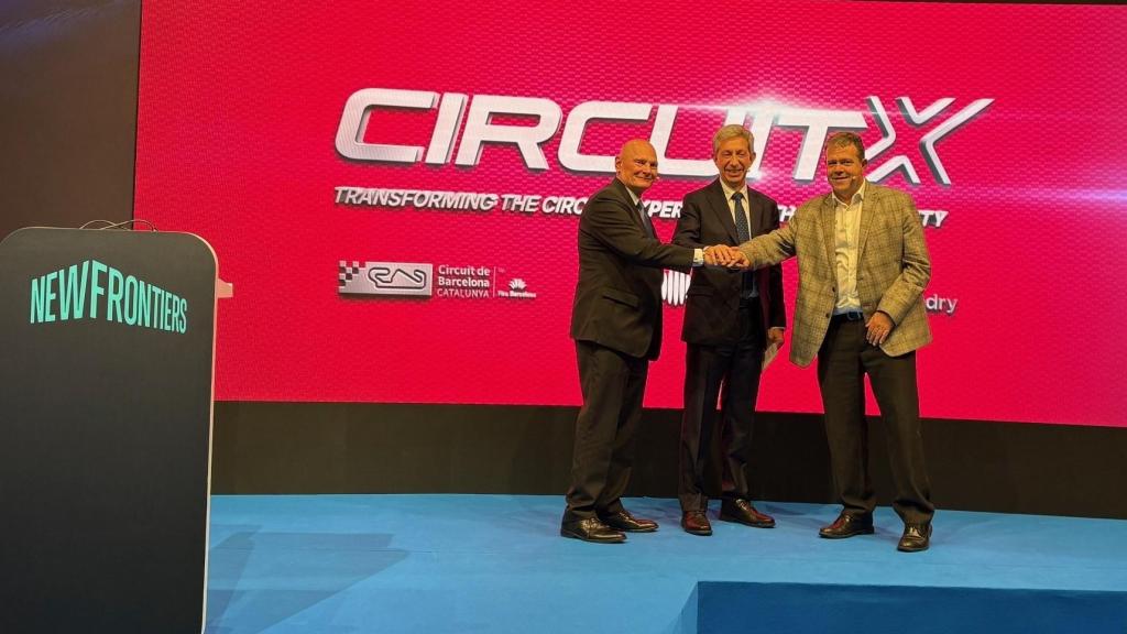 John Hoffman (GSMA), Francesc Fajula (MWCapital) e Ignasi Armengol (Fira Circuit), en la sesión celebrada en el MWC