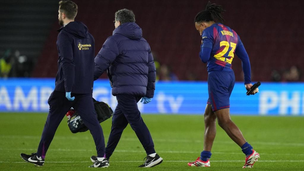Jules Koundé abandona el Barça-Atlético lesionado