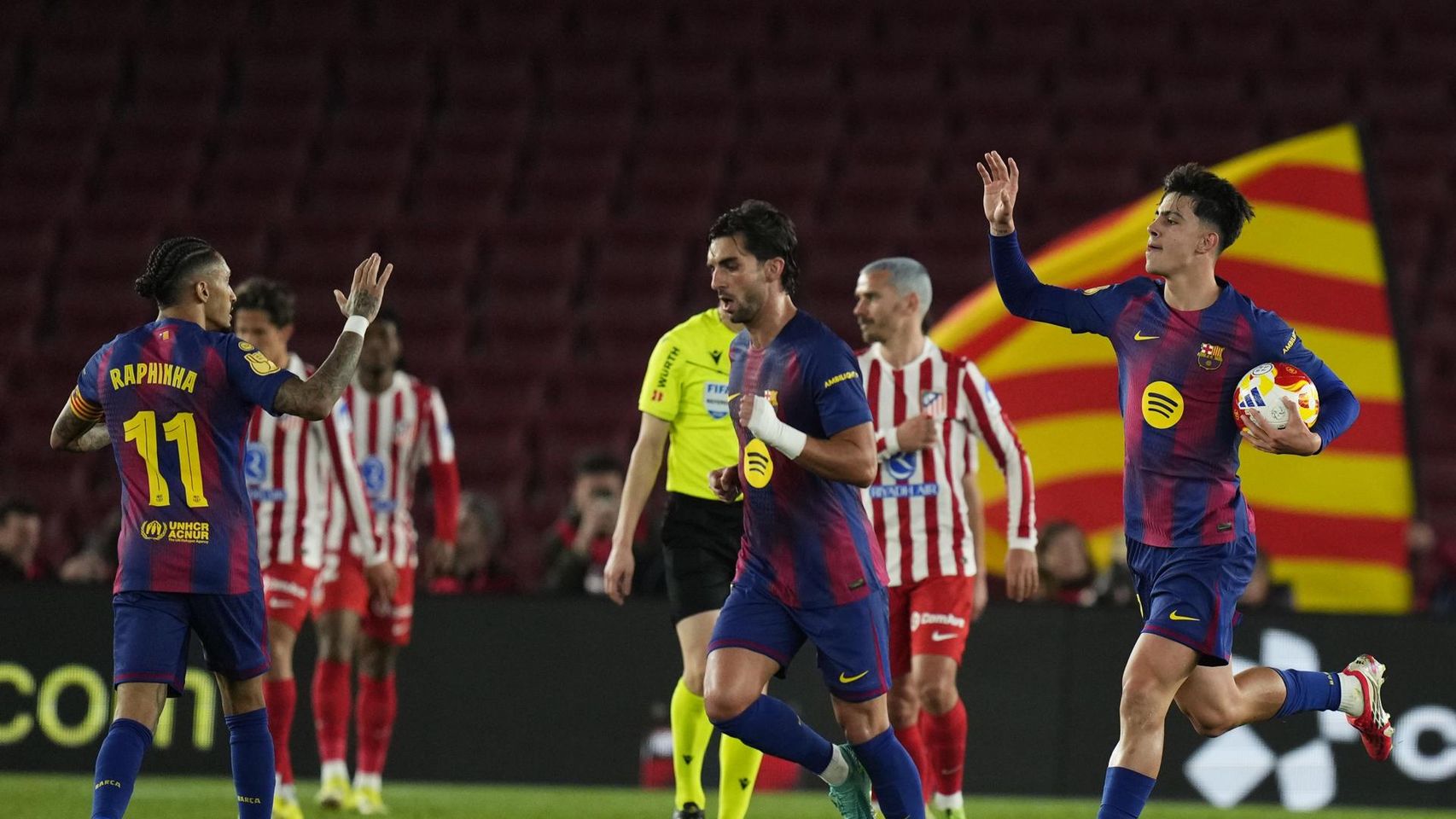Marc Bernal celebra con Raphinha su gol frente al Atlético de Madrid