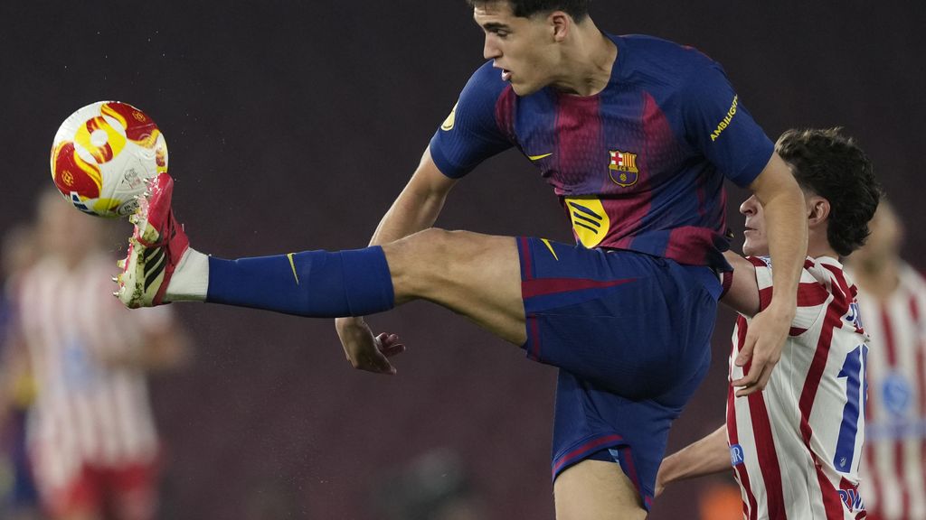 Pau Cubarsí refusa una pilota en el Barça-Atlètic de Madrid de la Copa del Rei