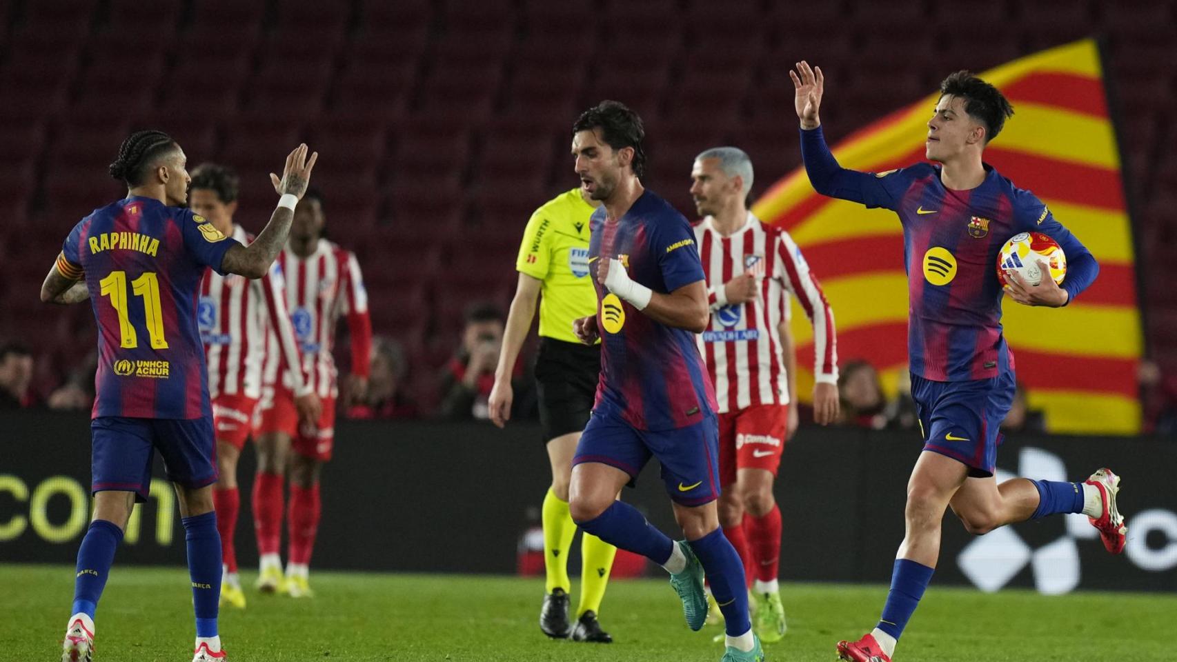 Marc Bernal celebra con Raphinha su gol frente al Atlético de Madrid