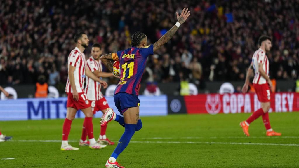 Raphinha celebra el segundo gol del Barça