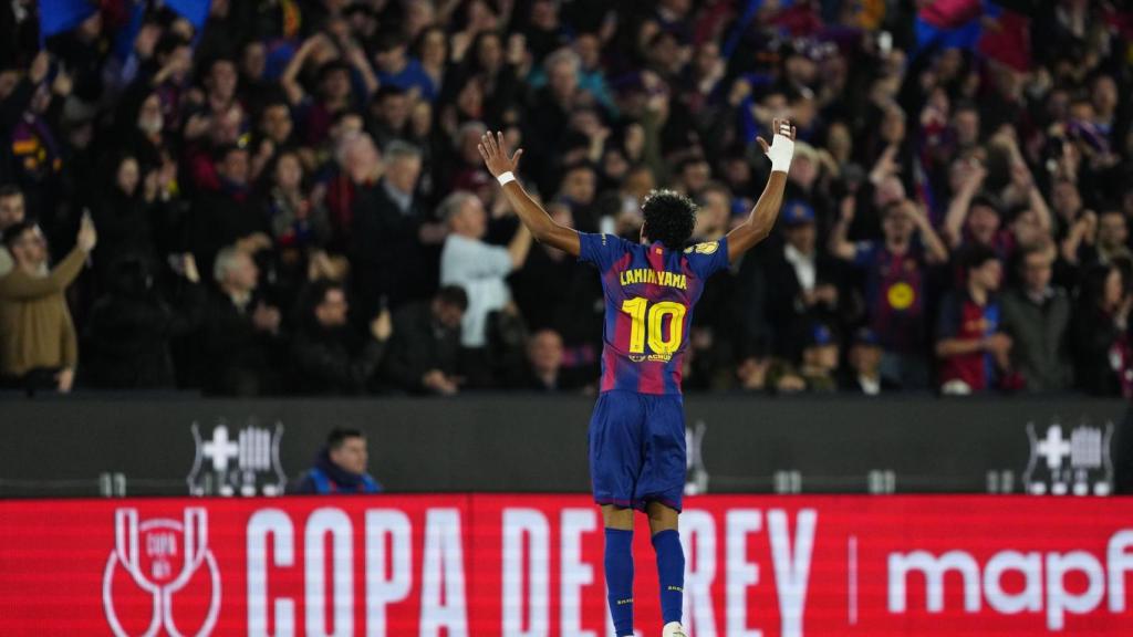 Lamine Yamal levanta al Spotify Camp Nou tras asistir a Marc Bernal