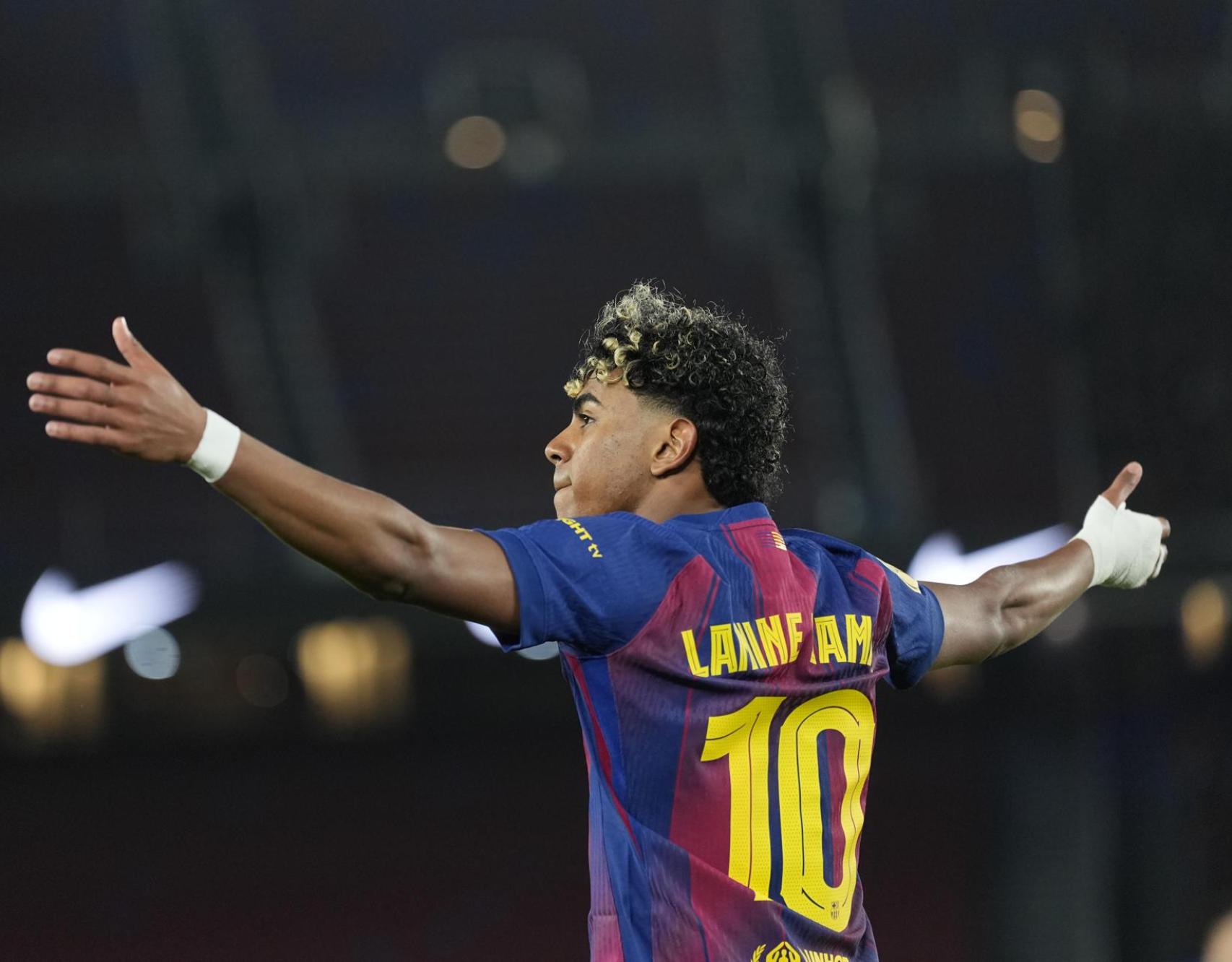 Lamine se lamenta de una ocasión perdida por el Barça