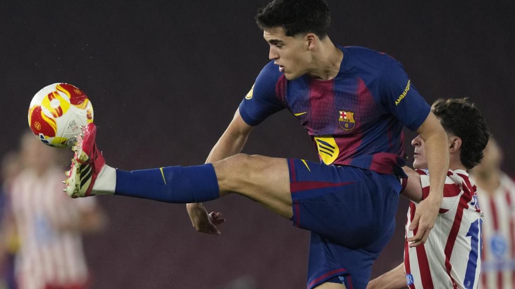 Pau Cubarsí rechaza un balón en el Barça-Atlético de Madrid de la Copa del Rey