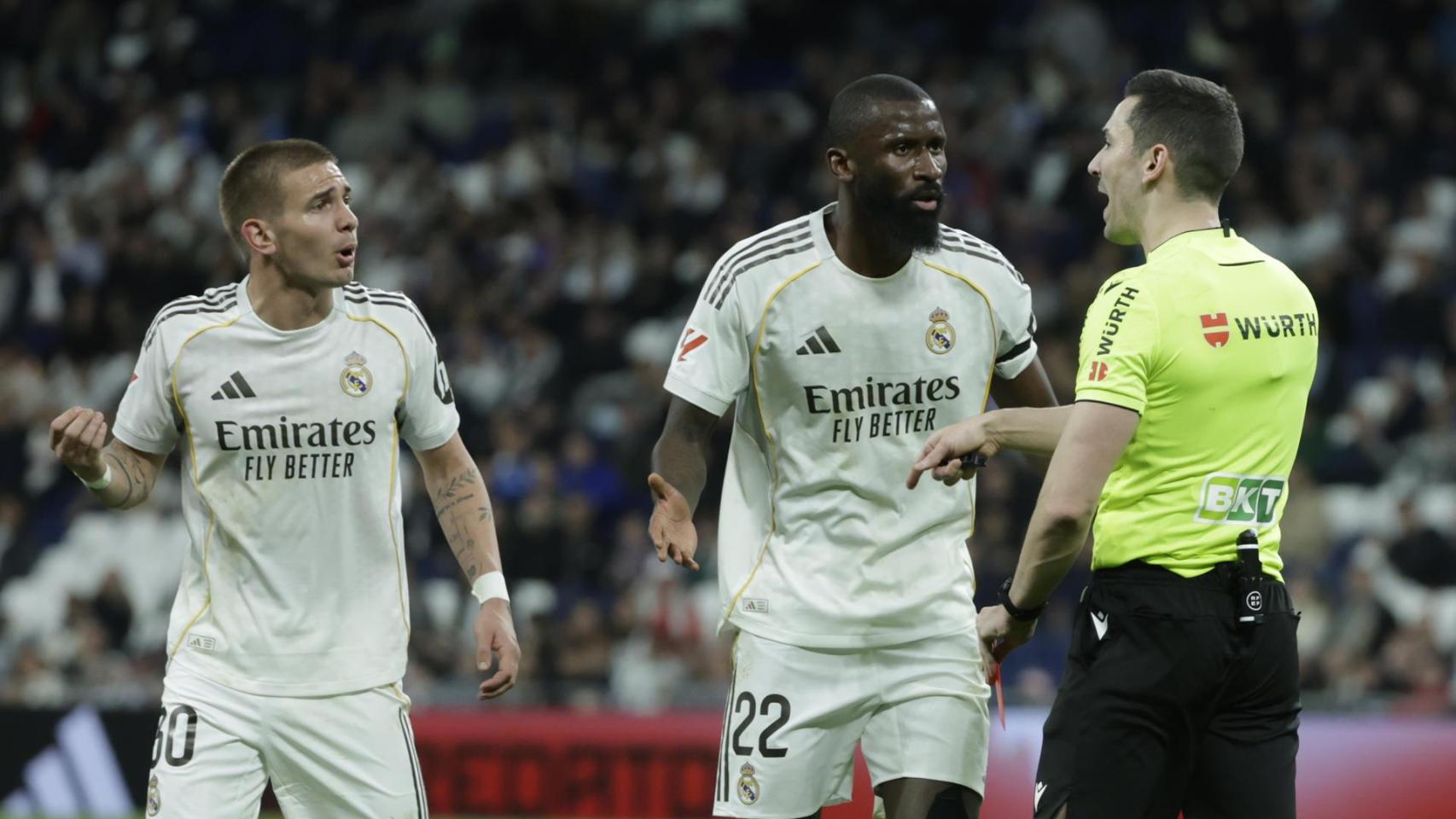 Antonio Rudiger protesta al árbitro durante el Real Madrid-Getafe