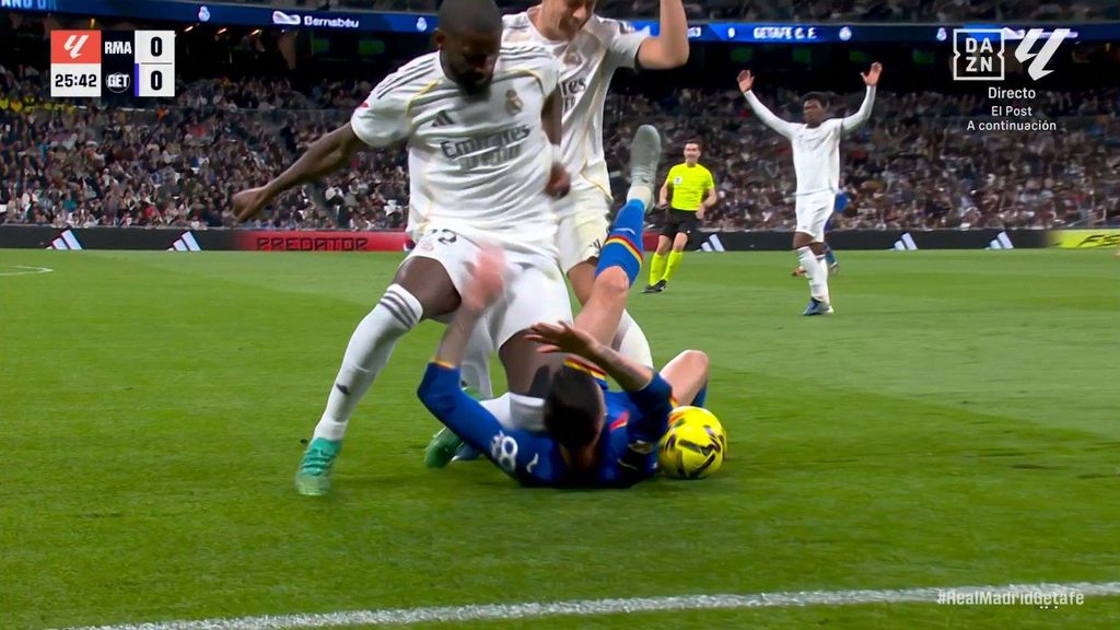 Antonio Rüdiger dona un cop de genoll a la cara de Diego Rico