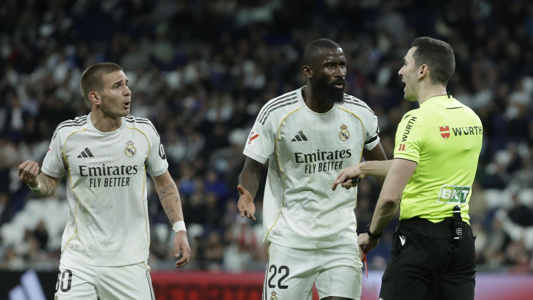 Antonio Rudiger protesta al árbitro durante el Real Madrid-Getafe