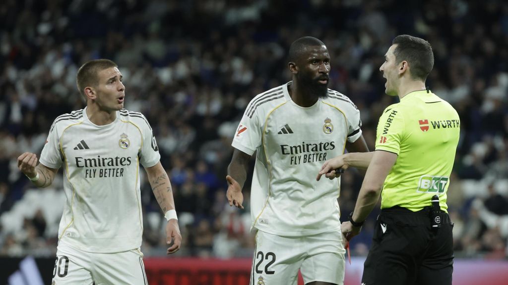 Antonio Rudiger protesta al árbitro durante el Real Madrid-Getafe