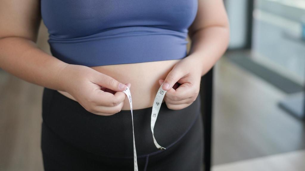 Persona midiéndose la barriga