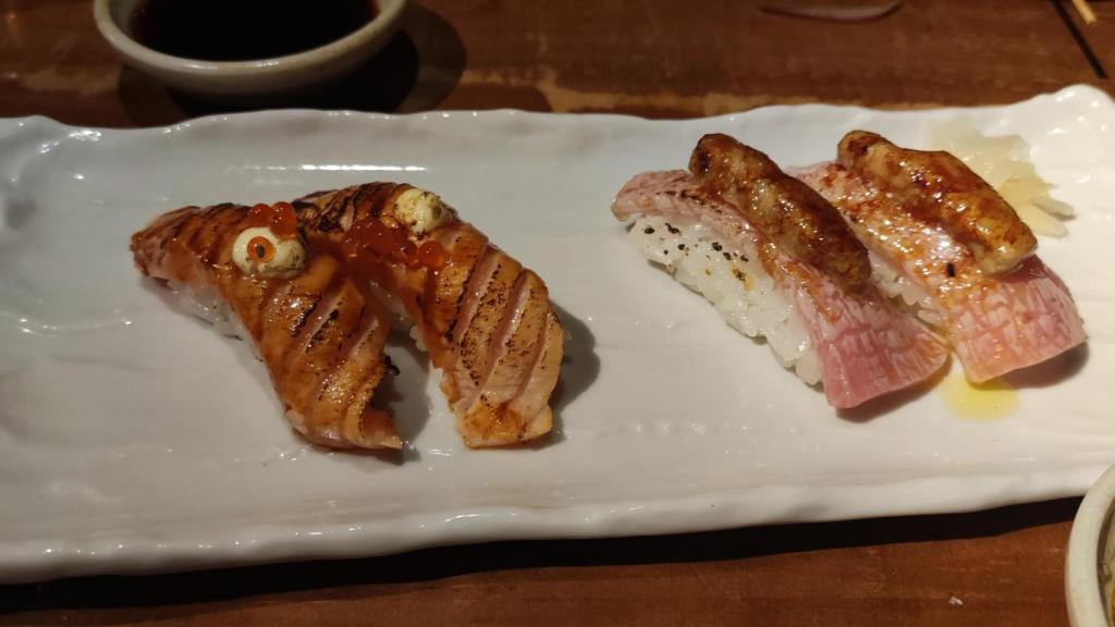 Nigiri de salmó Aburi i nigiri de toro i foie