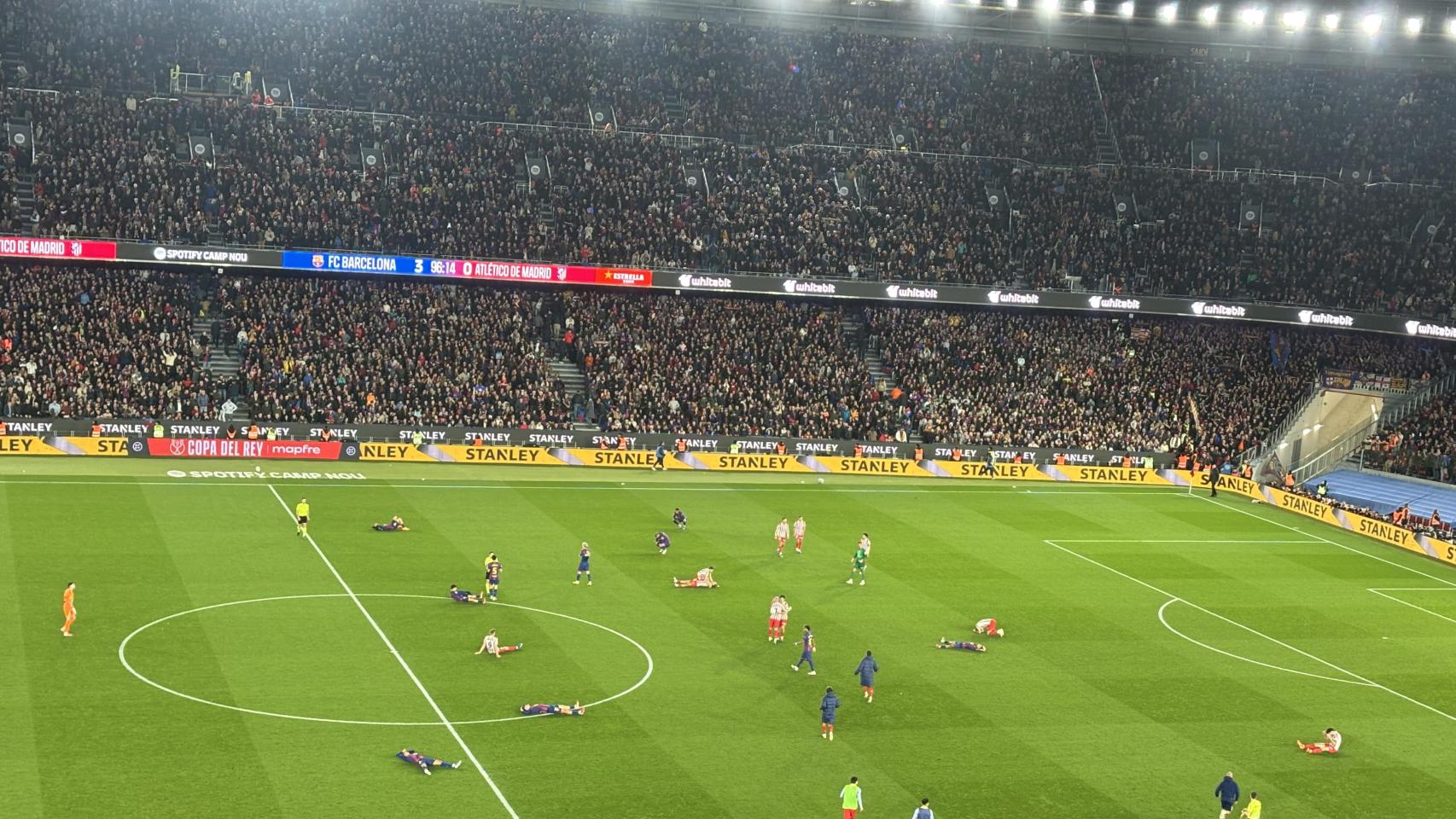 Los jugadores del Barça acaban rendidos tras ser eliminados de la Copa contra el Atlético