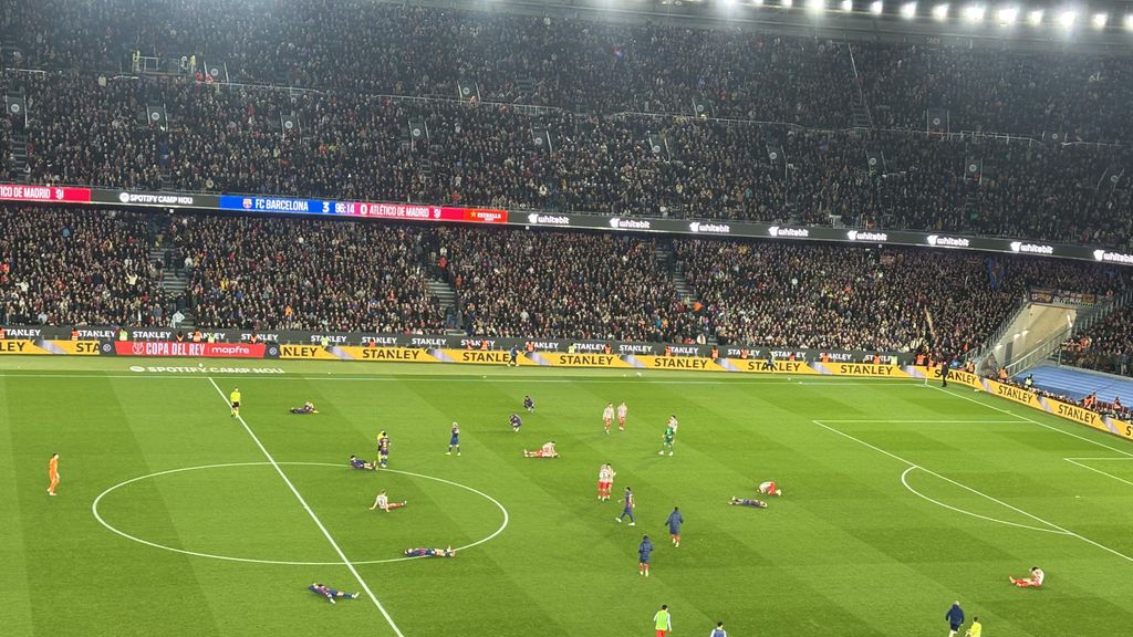 Los jugadores del Barça acaban rendidos tras ser eliminados de la Copa contra el Atlético